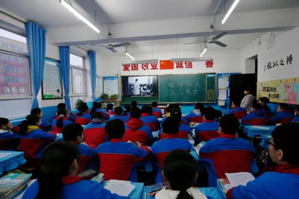 咸阳市高新一中开展&ldquo;缅怀伟人 立志成才&rdquo;纪念毛泽东诞辰127年活动