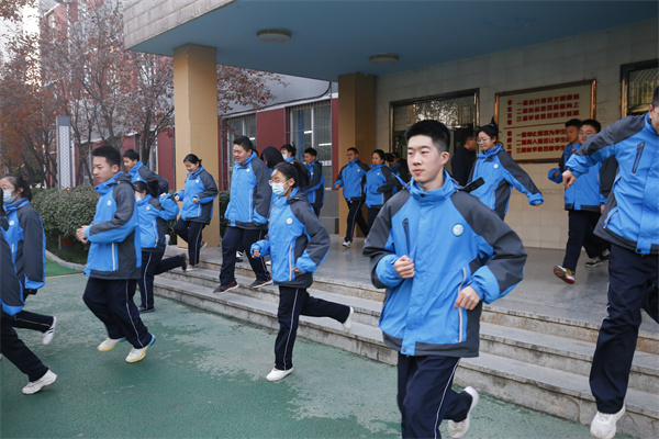 全员参与 自护自救 警钟长鸣&mdash;&mdash;咸阳高新一中开展地震逃生应急疏散演练