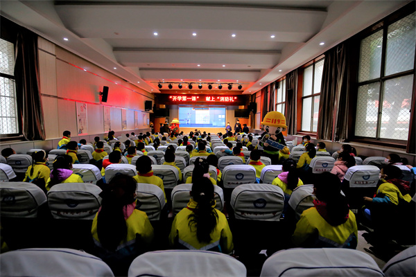 开学第一课 献上&ldquo;消防&rdquo;礼&mdash;&mdash;咸阳市高新一中开展消防安全进校园活动