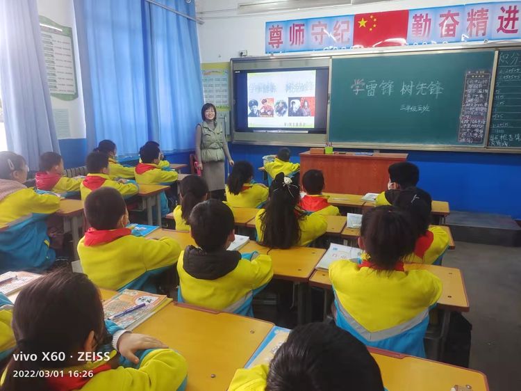 咸阳市高新一中小学部开展&ldquo;学雷锋树先锋&rdquo;主题少先队活动