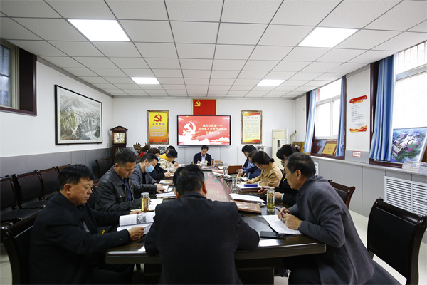 咸阳市高新一中召开市第八次党代会和区第十八届人代会精神专题学习会
