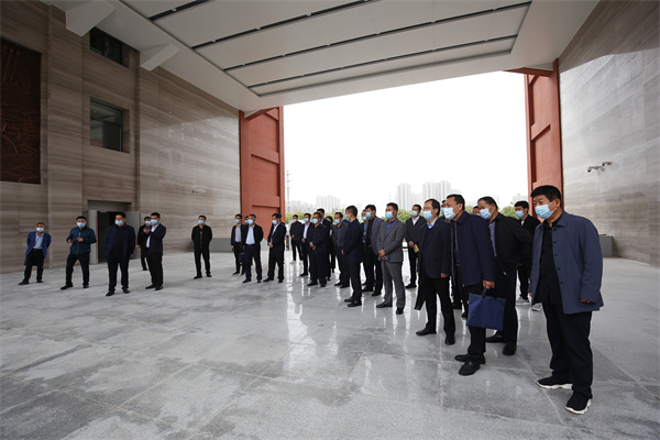 市教育局副局长张选奎一行莅临我校观摩指导基础设施建设