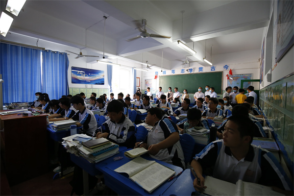 省教育厅信息化处副处长刘贺英一行莅临我校调研指导智慧校园建设工作