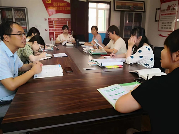 凝聚教研智慧 探索作业设计&mdash;&mdash;咸阳市高新一中初中部开展语文数学学科教研活动