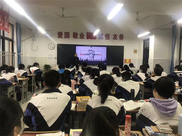 重温抗疫精神 做新时代新人&mdash;&mdash;咸阳市高新一中高中部召开复课安排会和复课第一课主题班会