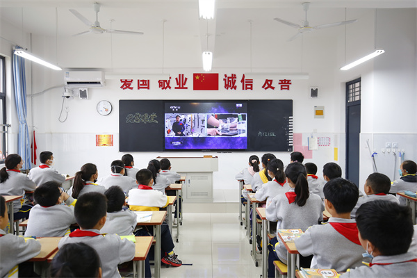 天宫课堂点亮科学梦想&mdash;&mdash;咸阳市高新一中组织学生观看天宫课堂