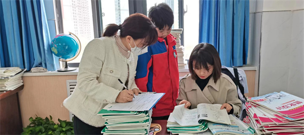作业检查展风采 金风硕果满校园&mdash;&mdash;咸阳市高新一中初中部八年级开展常规作业检查活动