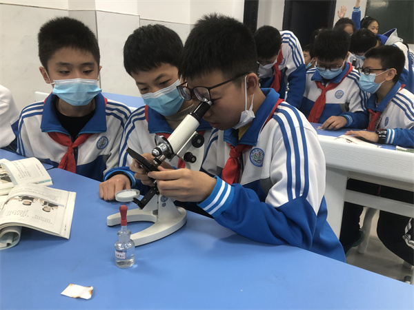 显微镜下的神奇世界&mdash;&mdash;咸阳市高新一中初中部开展生物课实践活动