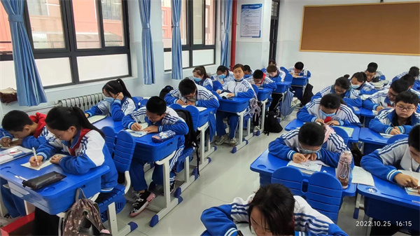 咸阳市高新一中初中部举办七年级英语书写大赛