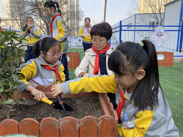 咸阳市高新一中小学部开展&ldquo;红领巾进社区&rdquo;学雷锋植树活动