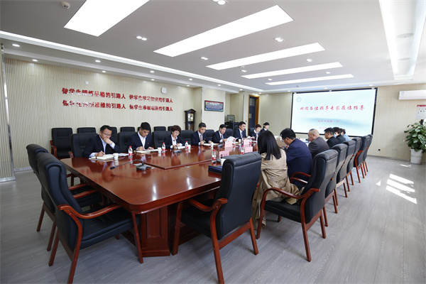 秦都区中小学考核评价专家组对咸阳市高新一中小学部进行考评