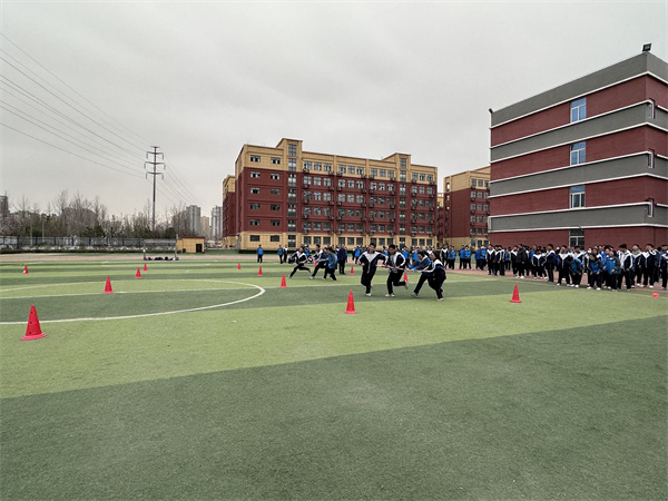 迎风奔跑 快乐无限&mdash;&mdash;咸阳市高新一中高中部举办高三年级趣味体育活动