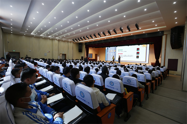 交通安全 与你同行&mdash;&mdash;咸阳市高新一中举办交通安全教育宣讲活动