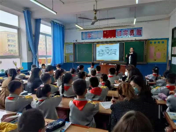 骨干示范多珠玑 凝心聚力育桃李&mdash;&mdash;咸阳市高新一中小学部开展骨干教师展示课活动