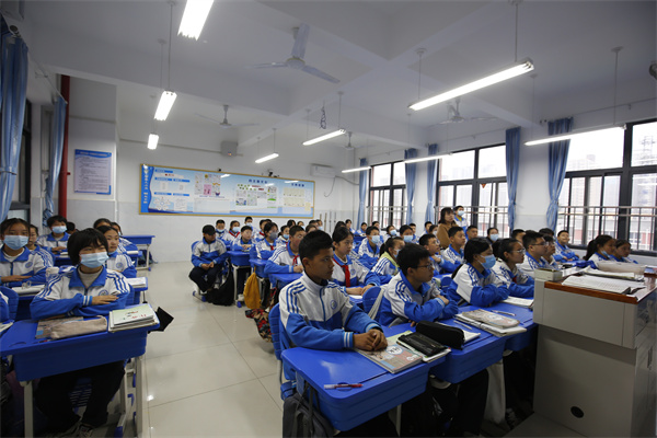 咸阳市高新一中组织学生观看&ldquo;陕西省青少年读书行动启动仪式&rdquo;