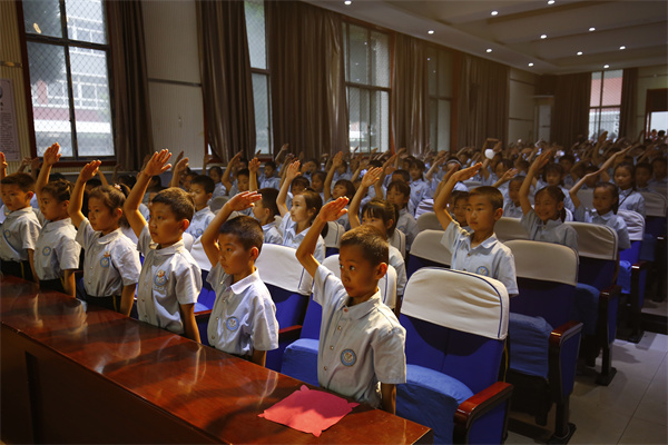 学习二十大 红领巾心向党&mdash;&mdash;咸阳市高新一中举行队前教育暨少先队员入队仪式