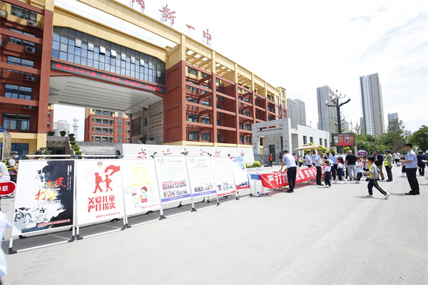 咸阳市高新一中联合咸阳市公安局高新分局共同开展防拐安全知识宣讲活动