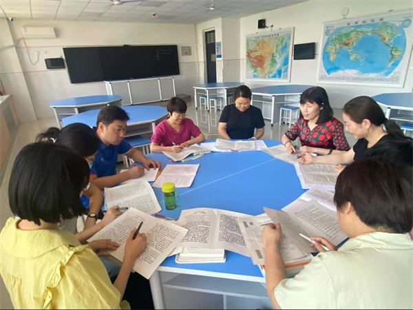 再交流再讨论共提升&mdash;&mdash;咸阳市高新一中初中部开展李振东报告精神实践交流谈论会