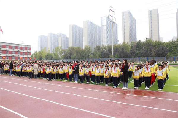 咸阳市高新一中隆重举行庆祝中国少年先锋队建队74周年暨新队员入队仪式