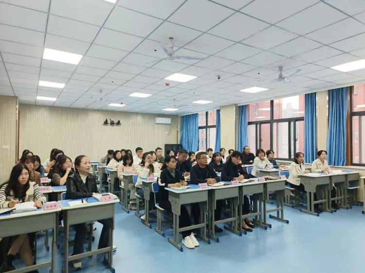 咸阳市高新一中初中部举行班主任论坛