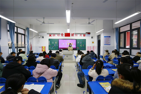 咸阳市高新一中小学部召开家长会