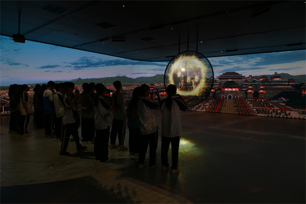 数字未来触手可及：咸阳高新一中学生体验元宇宙与智慧城市