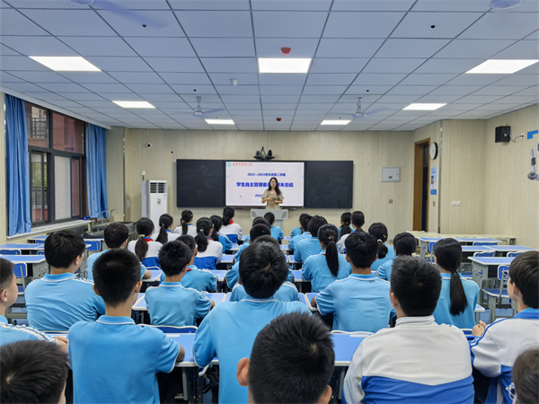 自律自强展风采 总结反思促发展&mdash;&mdash;咸阳市高新一中初中部学生自主管理委员会举办期末总结工作会