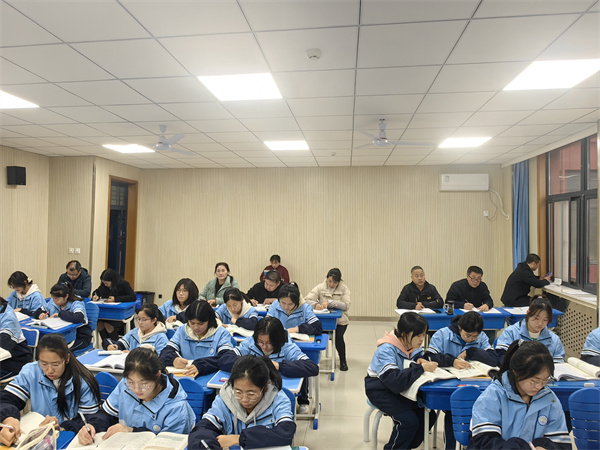 芳华绽放 收获成长&mdash;&mdash;咸阳市高新一中高中部举行2024-2025学年度第一学期青年教师汇报课活动