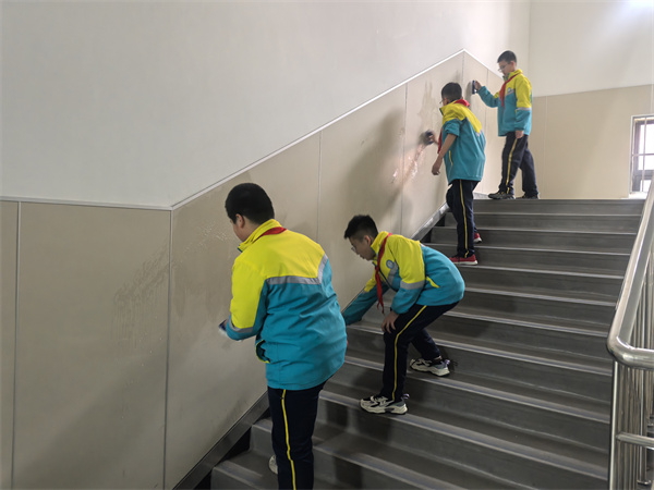 新学期&middot;焕新颜&mdash;&mdash;咸阳市高新一中小学部举办红领巾志愿者活动