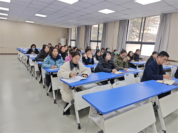 法教同行 共赴成长&mdash;&mdash;咸阳市高新一中小学部举行&ldquo;三常规一规范&rdquo;班主任培训会