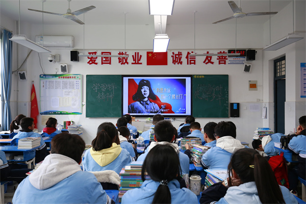 咸阳市高新一中高中部举办&ldquo;学雷锋&rdquo;主题班会活动