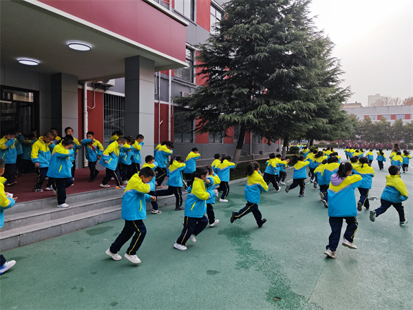 警钟长鸣 守护平安&mdash;&mdash;咸阳市高新一中小学部举行消防应急疏散演练