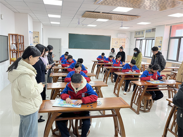 咸阳市高新一中初中部举办八年级地理拼图大赛