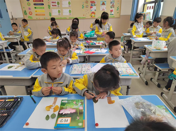 一年级&ldquo;落叶变变变&rdquo;！指尖创想留住秋日浪漫