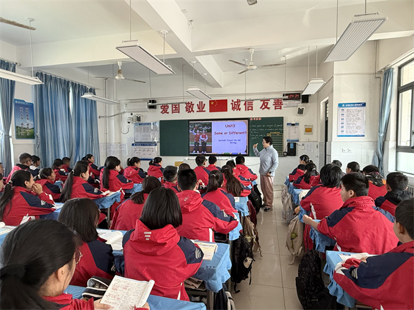 以课为媒 共研共进&mdash;&mdash;咸阳市高新一中初中部开展党员示范课活动