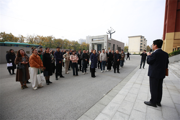新疆中小学管理干部代表团莅临咸阳高新一中 共话教育发展新篇章