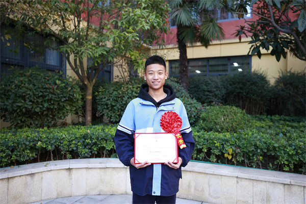 拾金不昧传佳话 少年担当树标杆&mdash;&mdash;我校黄圣凯拾金不昧获社区致信与学校表彰