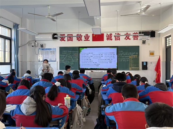 旧物焕新颜&middot;课堂显活力&mdash;&mdash;咸阳市高新一中初中部举办英语小组合作阅读研讨课