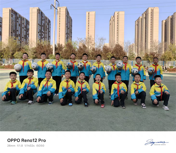小学足球.jpg