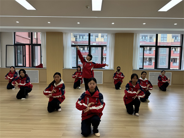 中学舞蹈.jpg