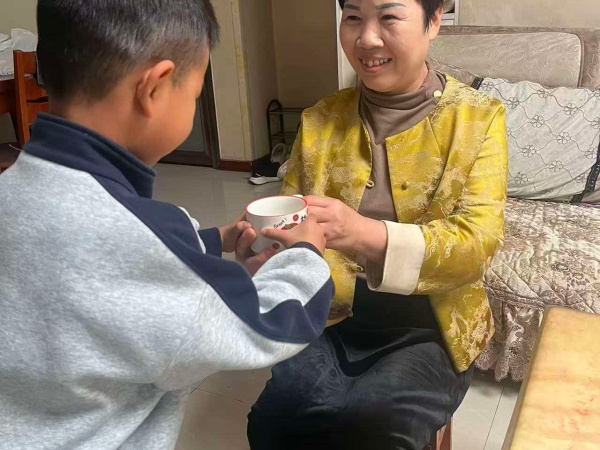 浓浓重阳意 殷殷敬老情&mdash;&mdash;咸阳市高新一中小学部开展&ldquo;敬老爱老我行动&rdquo;家庭德育实践活动